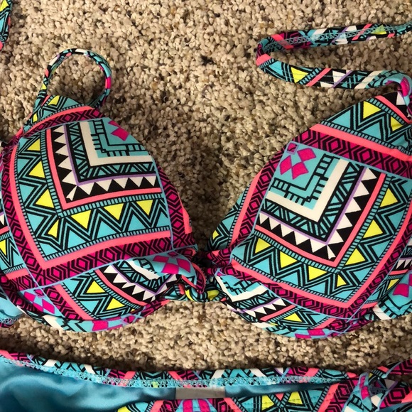 Adorable bikini. Top has “push-up” - Picture 3 of 4